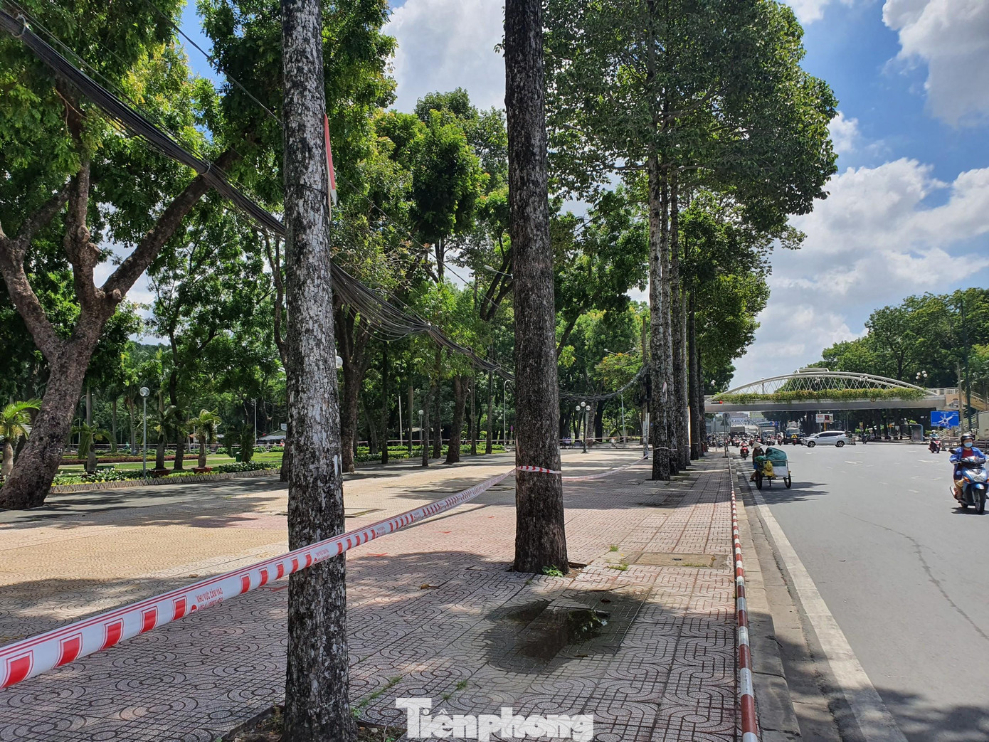 Các công viên trước đây luôn nhộn nhịp người tập thể dục nay cũng trở nên vắng lặng vì người dân chủ động không đến nơi tập trung đông người để phòng dịch sau khi các chuỗi lây nhiễm COVID-19 bùng phát trong cộng đồng.