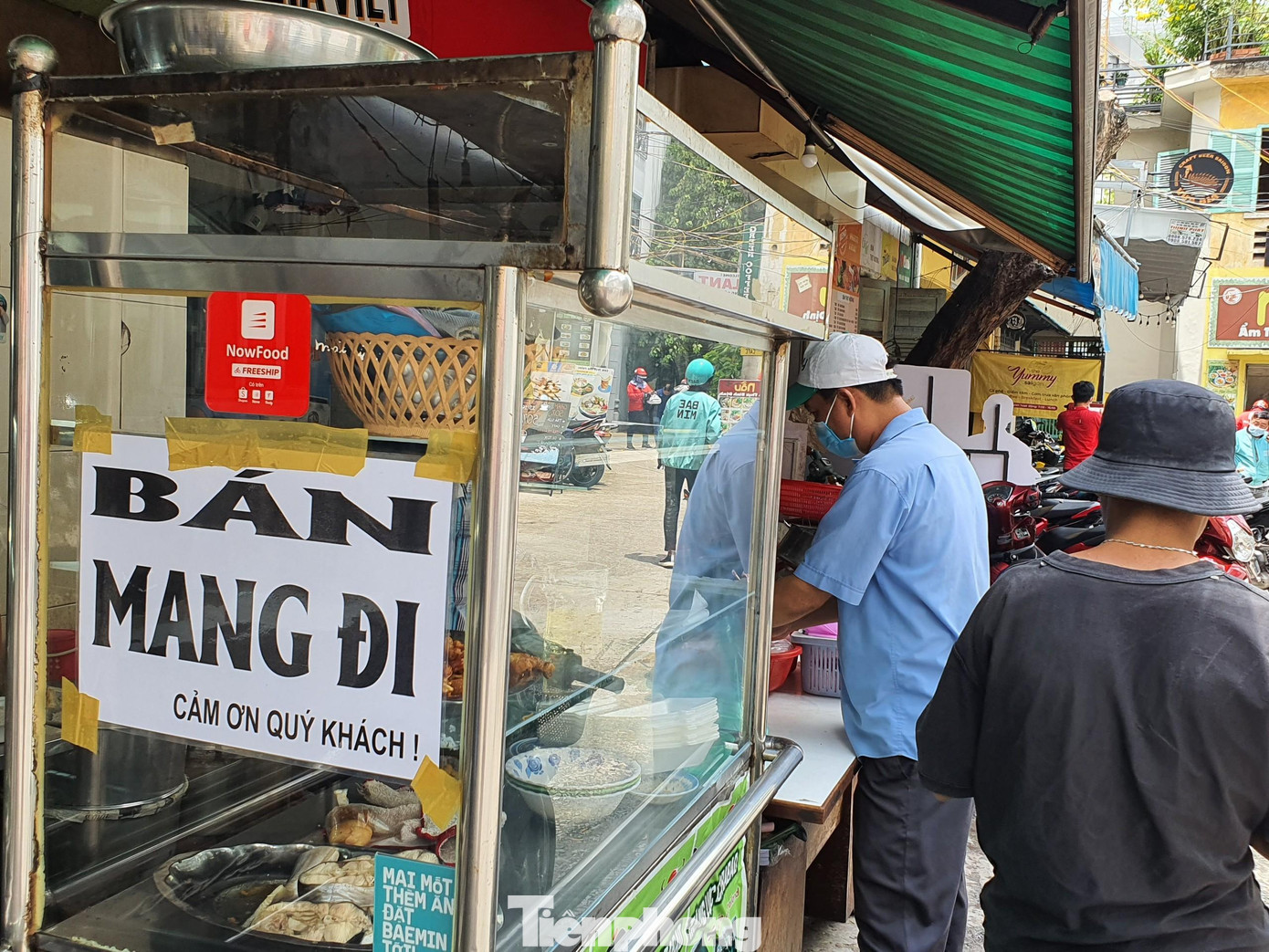 Anh Lê Văn Linh (nhân viên văn phòng quận 1) cho biết: &quot;Mua về thì đồ ăn nguội, kém ngon hơn nhưng vì an toàn cho mình và xã hội nên tôi ủng hộ quyết định của chính quyền&quot;.