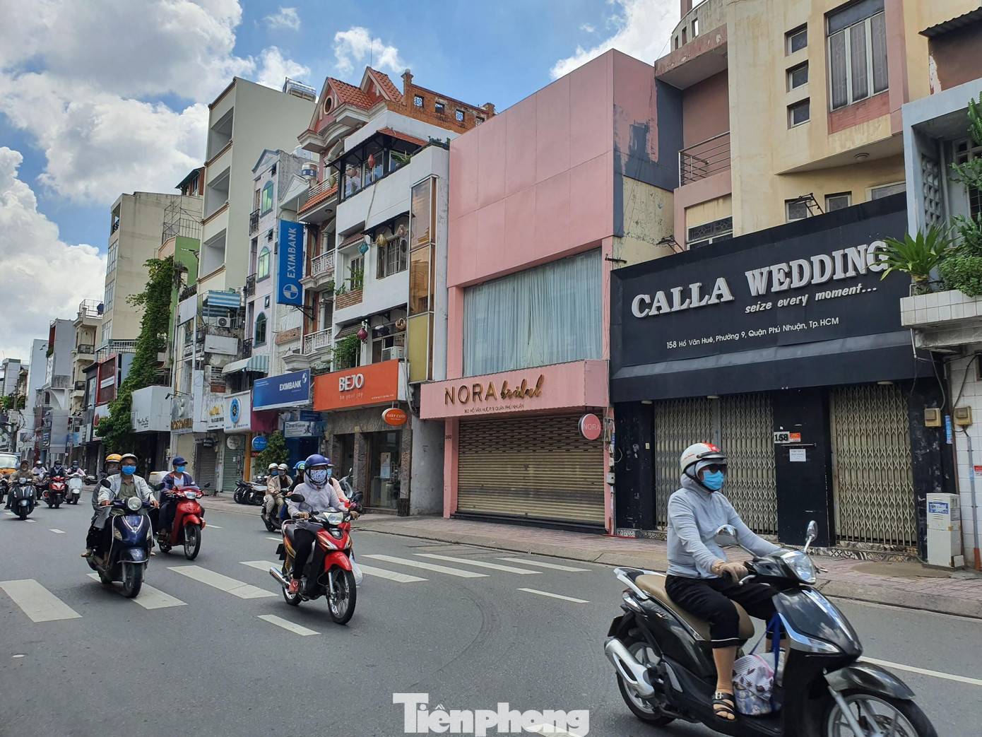 Các con phố trở nên vắng vẻ, không còn cảnh hàng quán kinh doanh nhộn nhịp như trước khi dịch bùng phát.