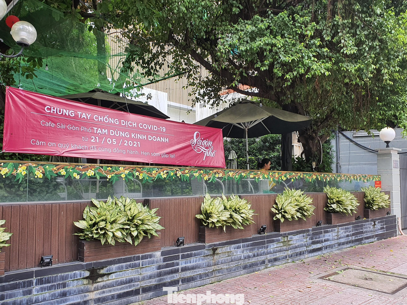 Nhiều quán cà phê, dịch vụ ăn uống đóng cửa để phòng chống dịch từ ngày 21/5.