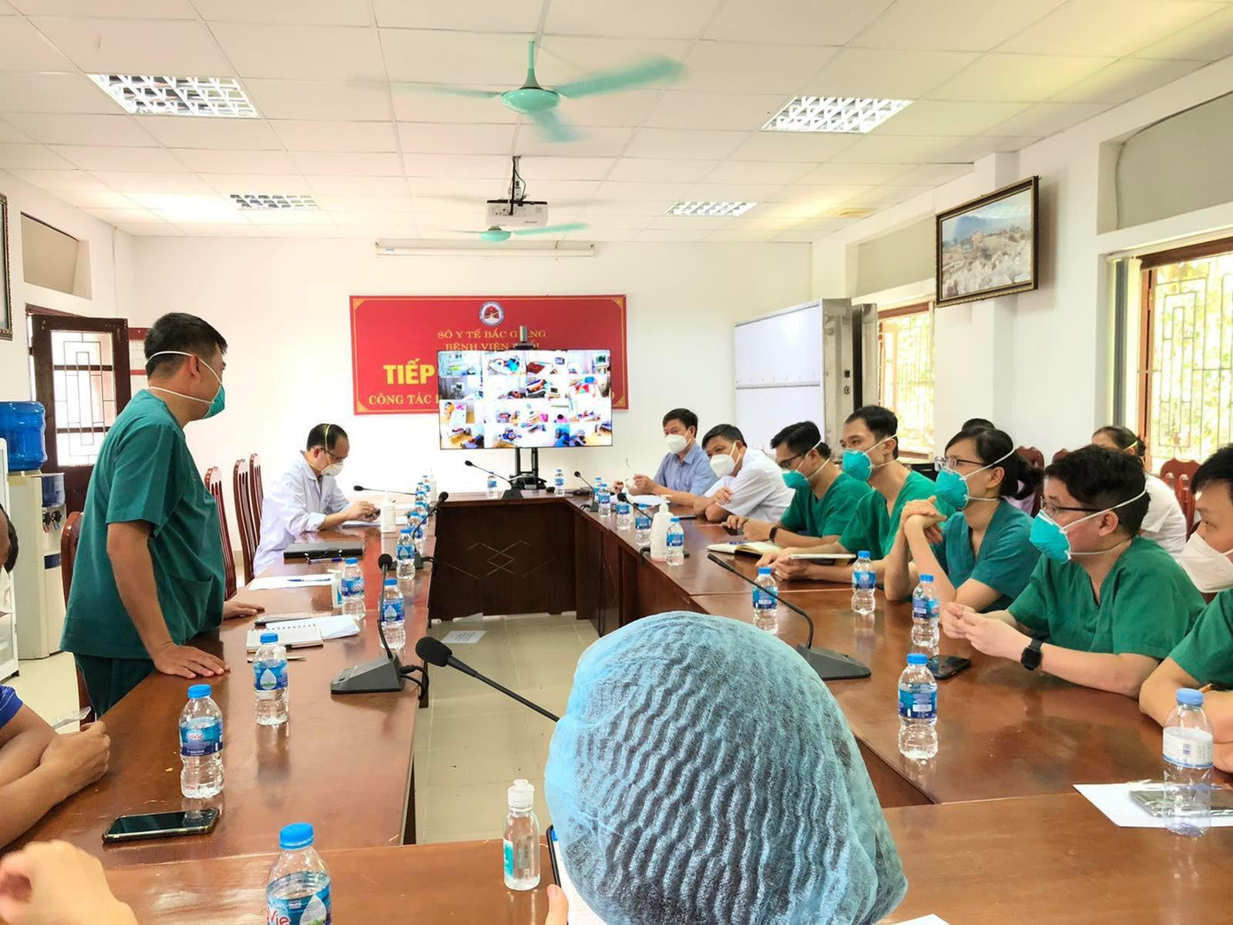 Đoàn đã làm việc trực tiếp với PGS.TS Nguyễn Trường Sơn - Thứ trưởng Bộ Y tế, ThS Nguyễn Trọng Khoa - Cục phó Cục Quản lý khám chữa bệnh và Sở Y tế Bắc Giang.