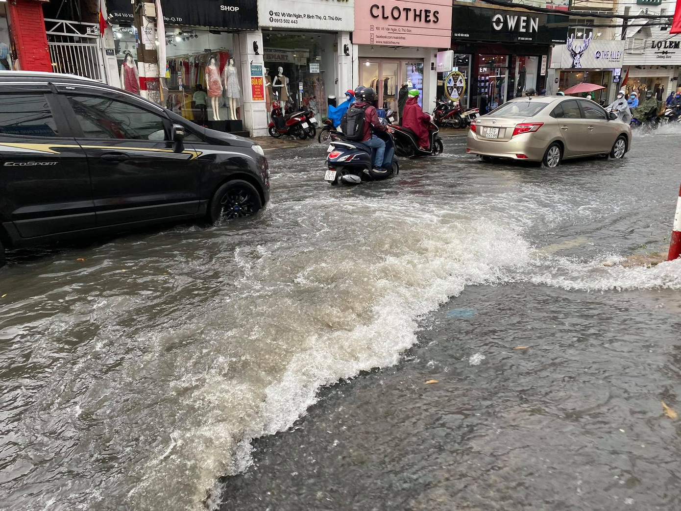 Ghi nhận tại nhiều tuyến đường như Kha Vạn Cân, Tô Ngọc Vân, Phạm Văn Đồng, TP Thủ Đức, nước ngập sâu khiến giao thông gặp nhiều khó khăn.