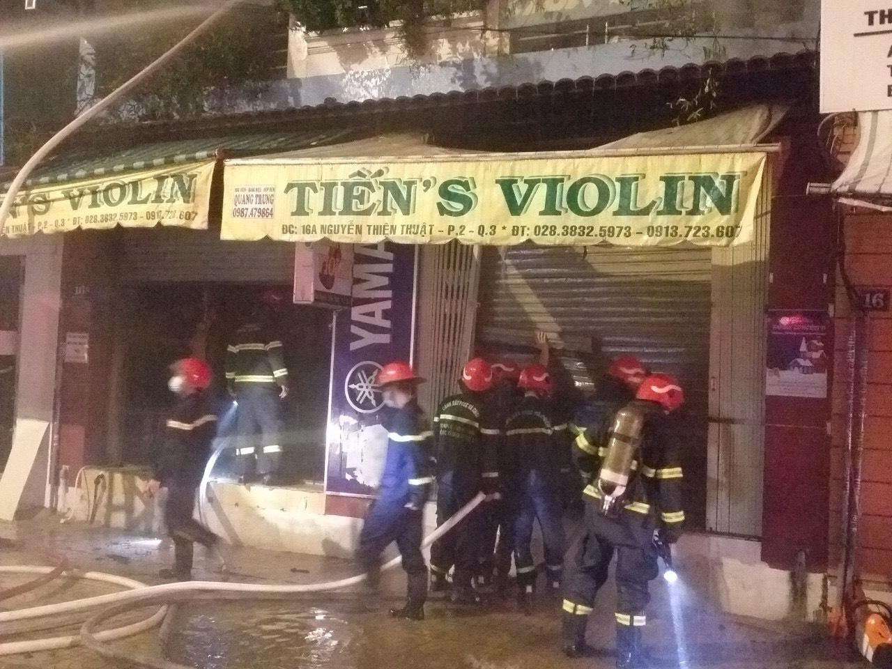 Lính cứu hỏa phá cửa cuốn giải cứu 4 người bên trong. Lính cứu hỏa phá cửa cuốn giải cứu 4 người bên trong.