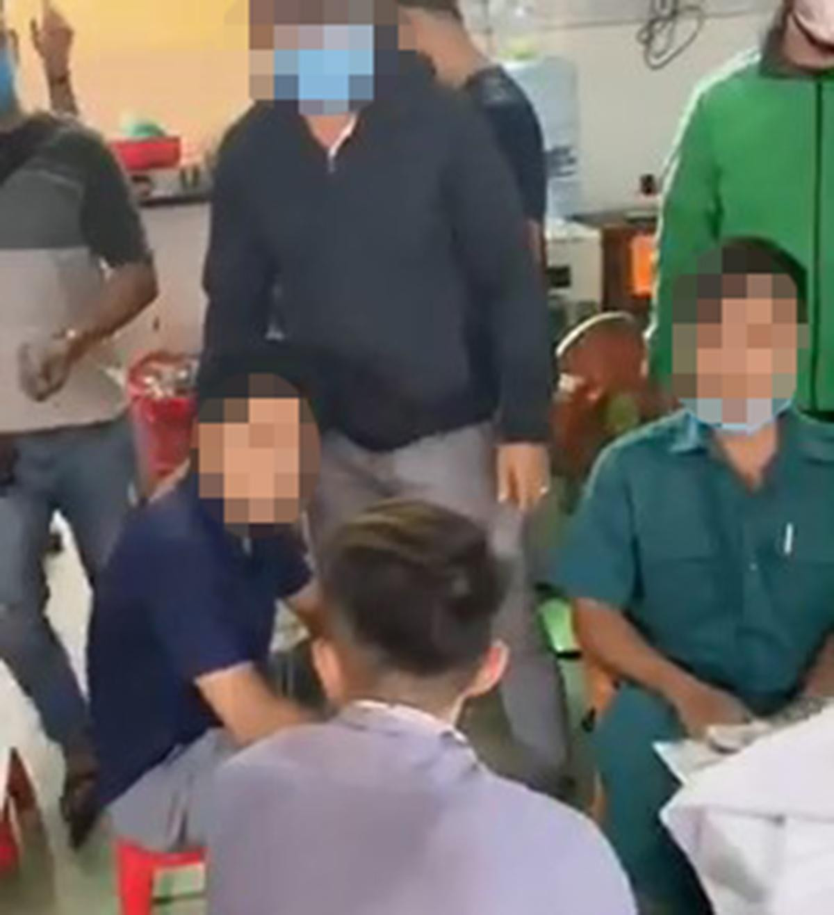 Sòng bạc trong cây xăng bị Công an quận 3 đột kích chiều 12/5.