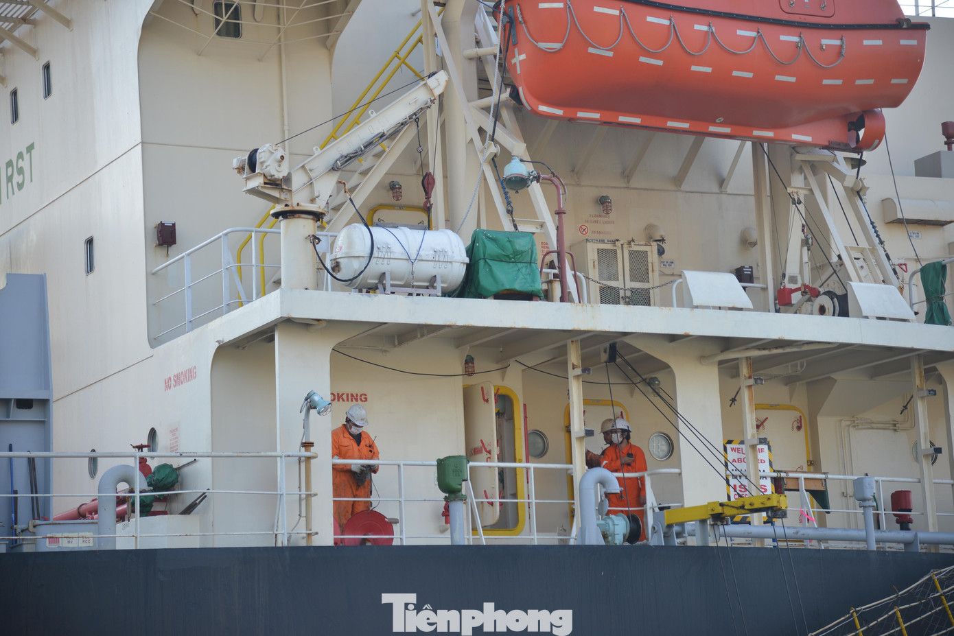 Cùng với 6 toa tàu, 8 chuyên gia từ Nhật Bản cũng được cử đi theo tàu vận tải để hỗ trợ việc lắp ráp, vận hành tàu metro.