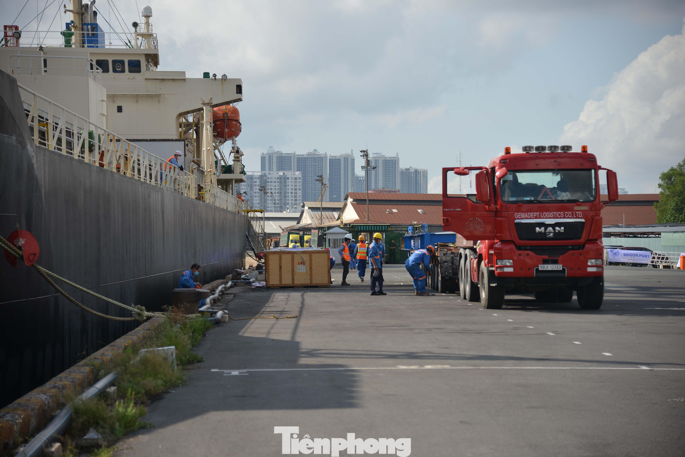 Tuyến metro số 1 (Bến Thành – Suối Tiên) có tổng chiều dài 19,7km, với 14 nhà ga, sử dụng nguồn vốn ODA của Nhật Bản. Đến nay dự án đã hoàn thành khoảng 84,44% tổng khối lượng.