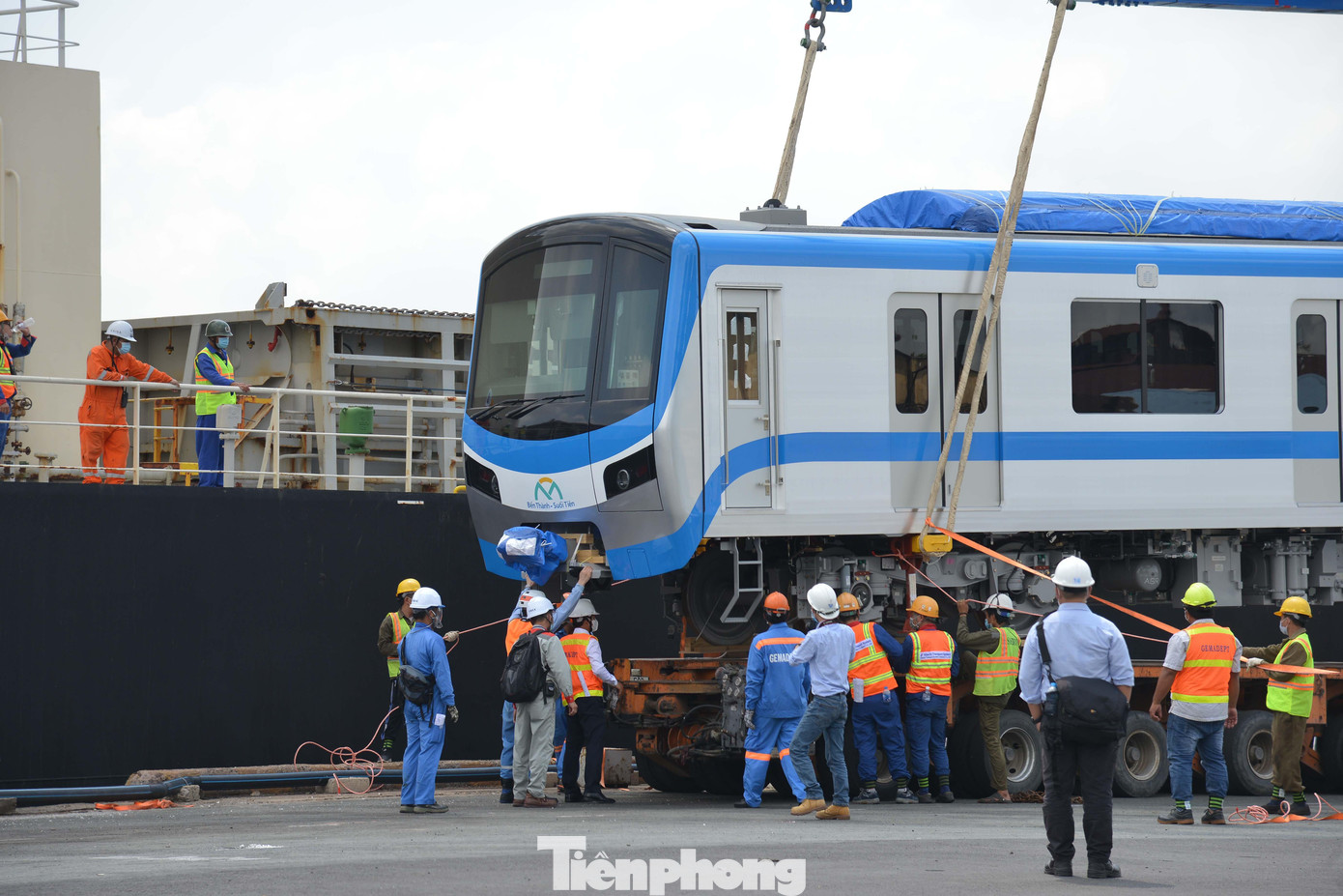 Các toa tàu được cố định trên rơ móc của xe siêu trường siêu trọng để vận chuyển về Depot Long Bình, chuẩn bị chạy thử nghiệm vào cuối năm 2021.