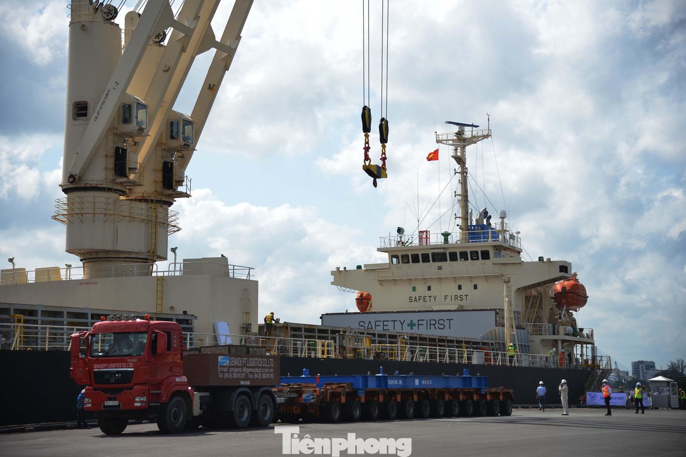 Các toa tàu Metro số 1 được bốc dỡ từ tàu vận tải KaiSa lên các xe siêu trường siêu trọng để vận chuyển về Depot Long Bình rạng sáng 11/5.