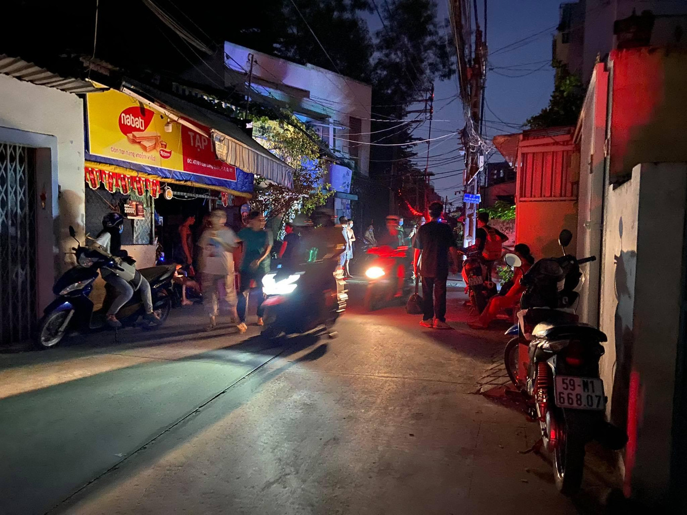 Vụ cháy khiến cả khu dân cư bàng hoàng.