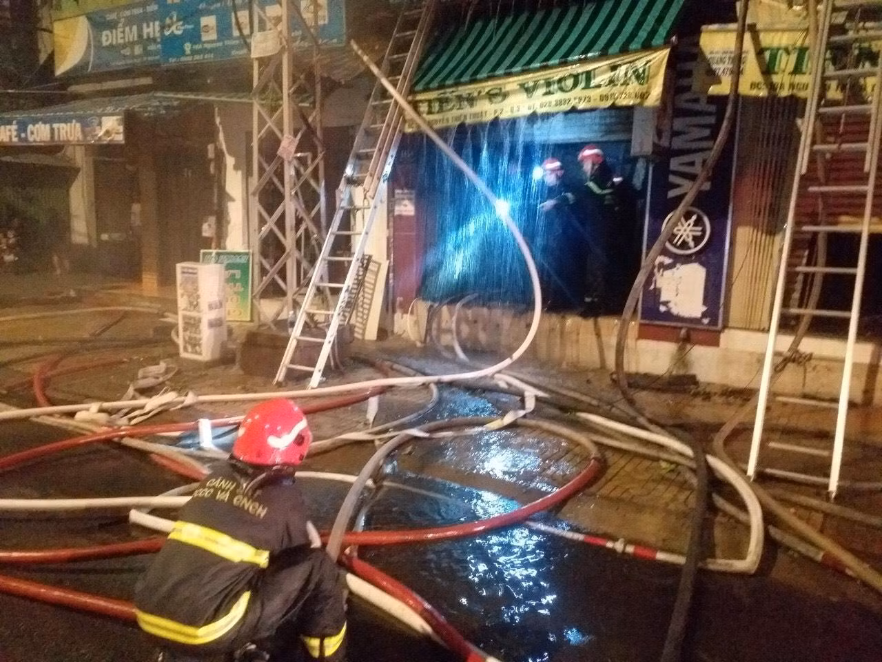 Lực lượng chức năng khống chế đám cháy.