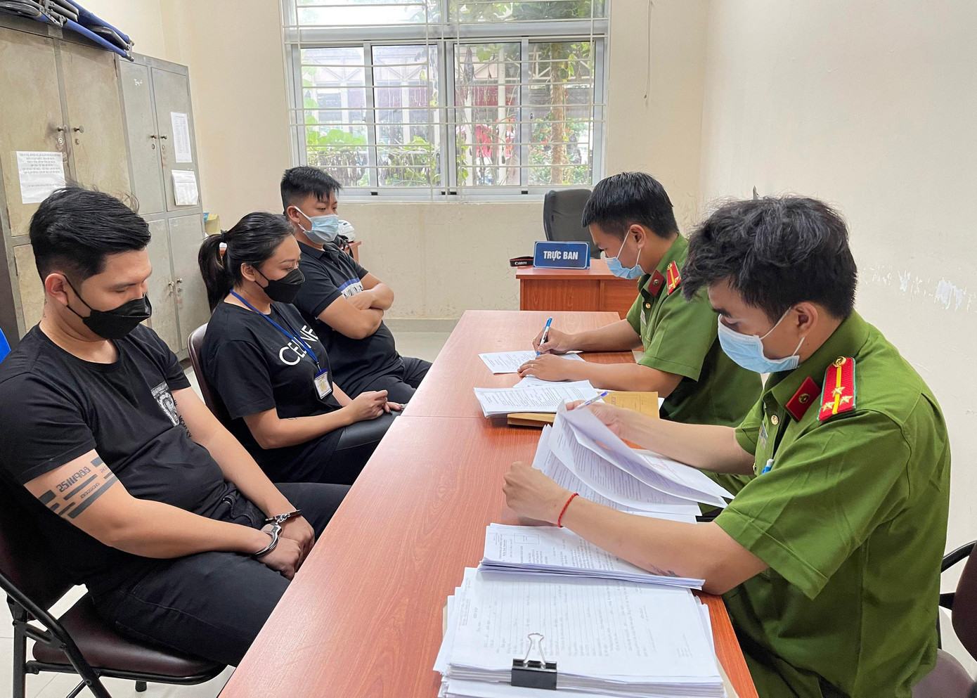 Công an làm việc với ba đối tượng.