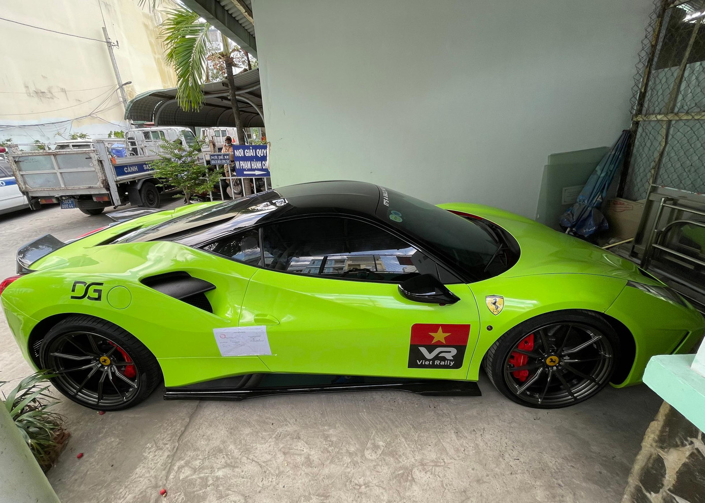 Chiếc xe Ferrari được đưa về trụ sở CSGT. Chiếc xe Ferrari được đưa về trụ sở CSGT.