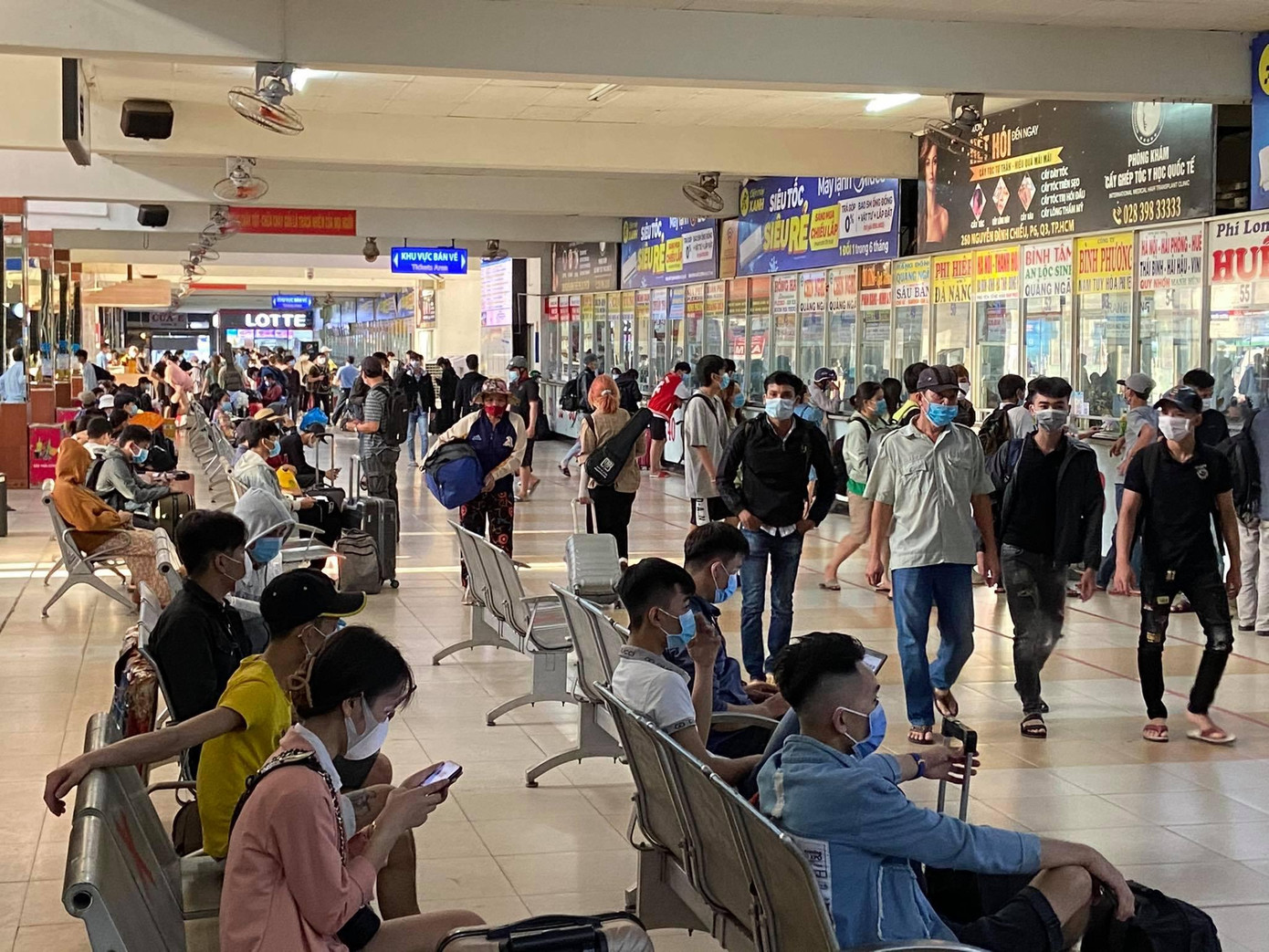 Trong khu vực nhà chờ, hàng trăm người xếp hàng chờ mua vé xe, đợi đến giờ xe xuất bến để về quê. Trong khu vực nhà chờ, hàng trăm người xếp hàng chờ mua vé xe, đợi đến giờ xe xuất bến để về quê.