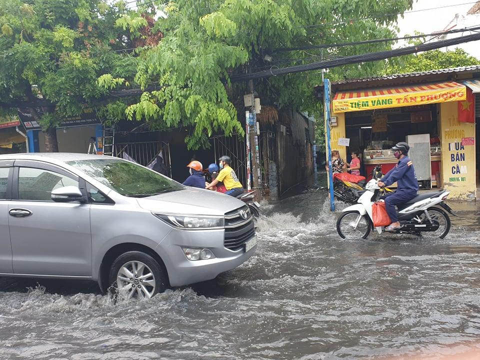 Những tuyến đường như Tô Ngọc Vân, Kha Vạn Cân... trở thành rốn ngập của TP Thủ Đức nhiều năm qua.