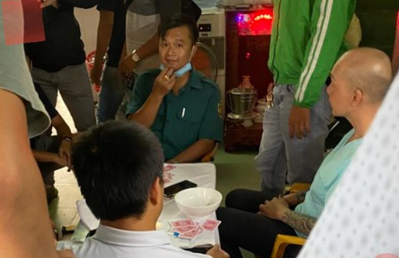 Nhóm đánh bạc bị bắt quả tang. Nhóm đánh bạc bị bắt quả tang.