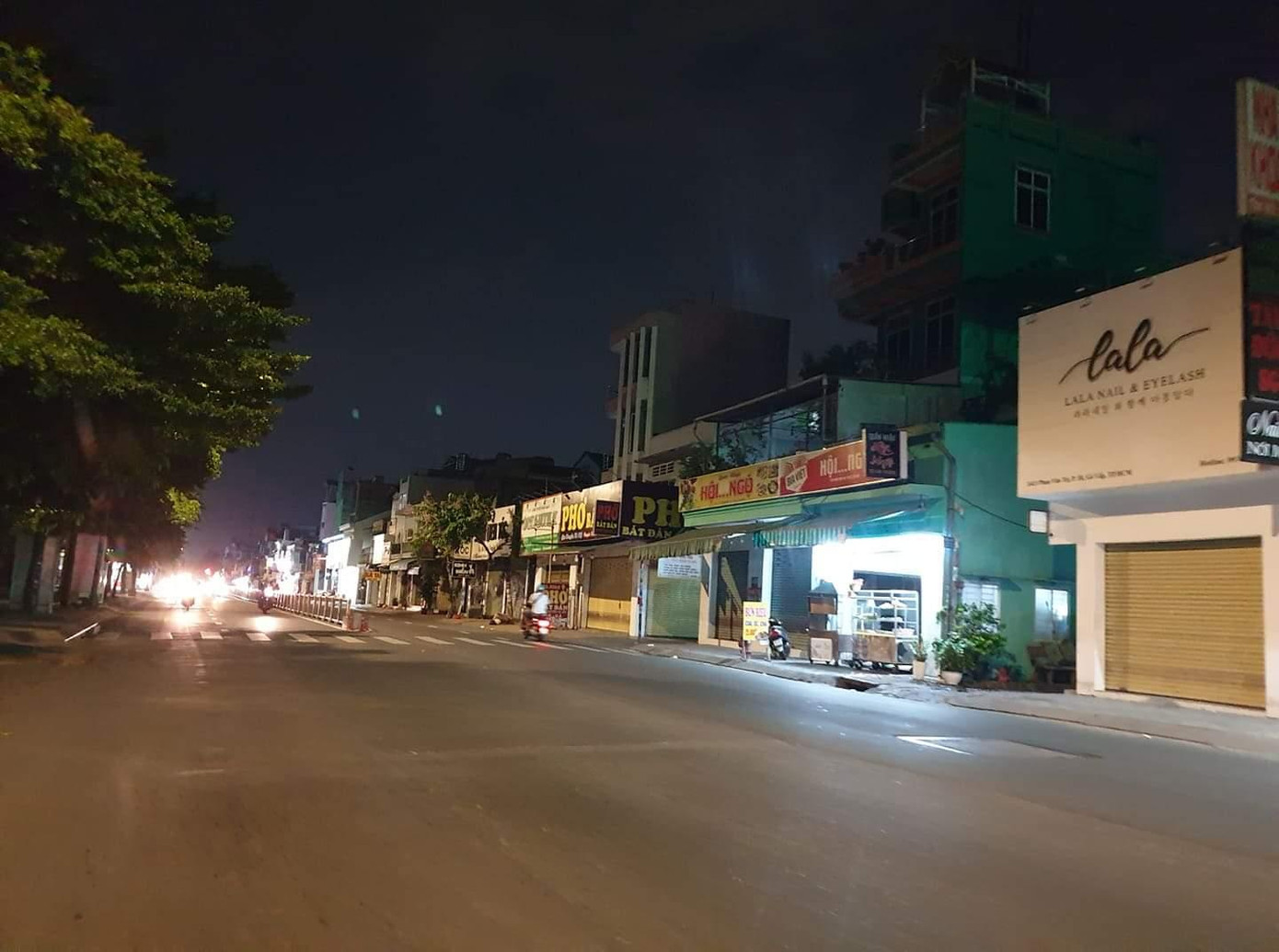 Đường phố vắng hoe trước giờ giãn cách.