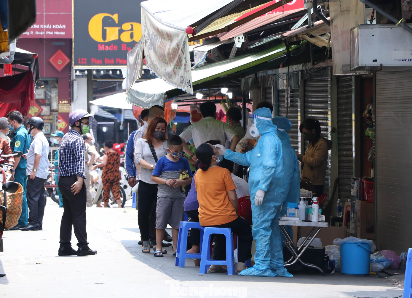 Nhân viên y tế tiến hành lấy mẫu xét nghiệm, phun khử khuẩn toàn bộ khu vực.