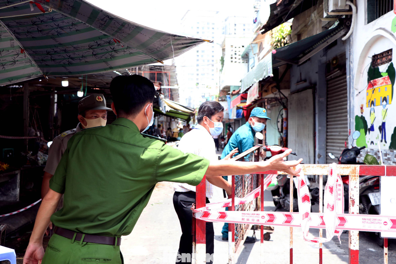 Lực lượng chức năng đã lập rào chắn, căng dây khoanh vùng khu vực cách ly để đảm bảo an toàn phòng chống dịch.