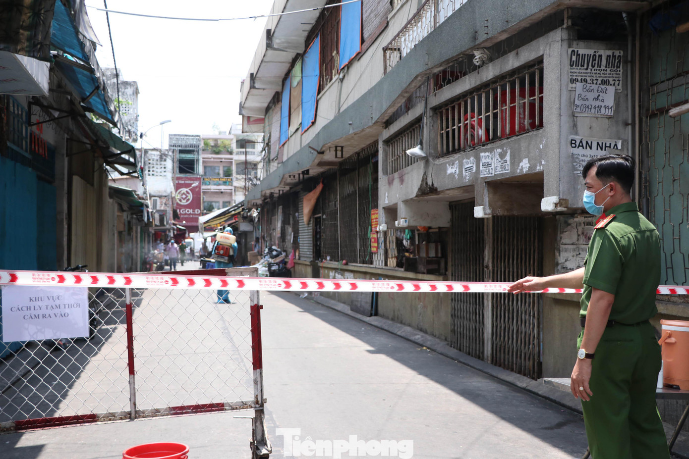 Người này ngụ tại căn nhà sát chợ Phú Nhuận, ở một mình và cho 2 người khác thuê mặt bằng để bán cà phê. Hiện người này đã được đưa đi cách ly tập trung.