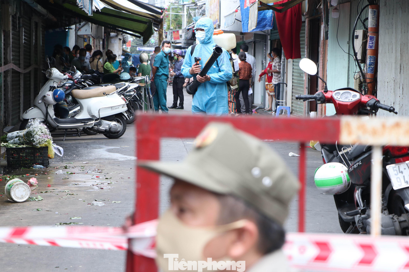 Đại diện UBND phường 17, quận Phú Nhuận, TPHCM xác nhận, có khoảng 25 hộ với 96 nhân khẩu và 12 sạp với 26 tiểu thương được khoanh vùng lấy mẫu.