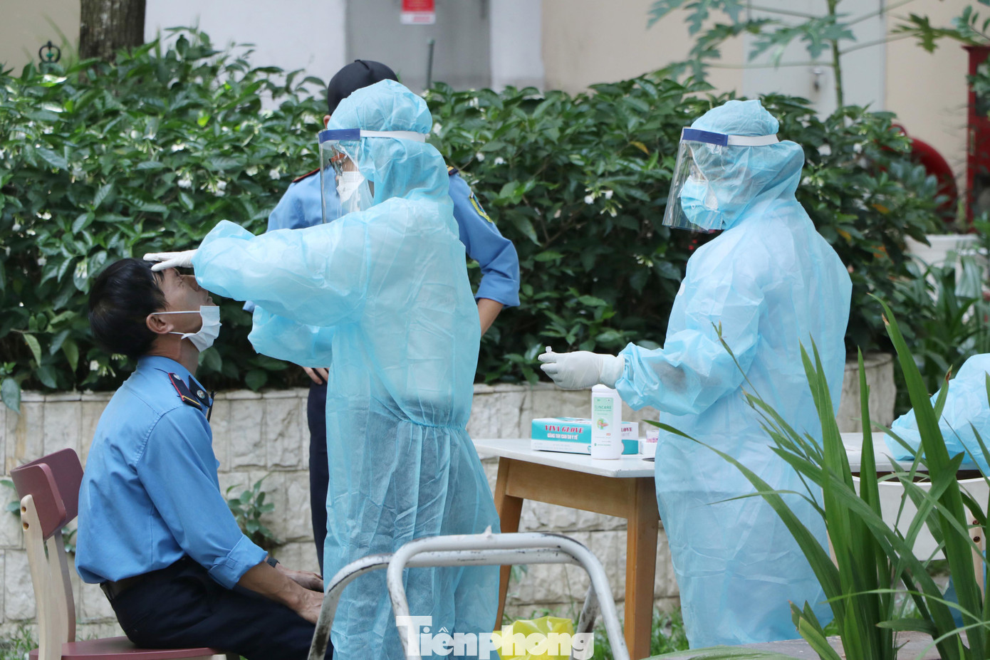 Lấy mẫu xét nghiệm trong khu vực bị phong toả. Ảnh: Ngô Bình