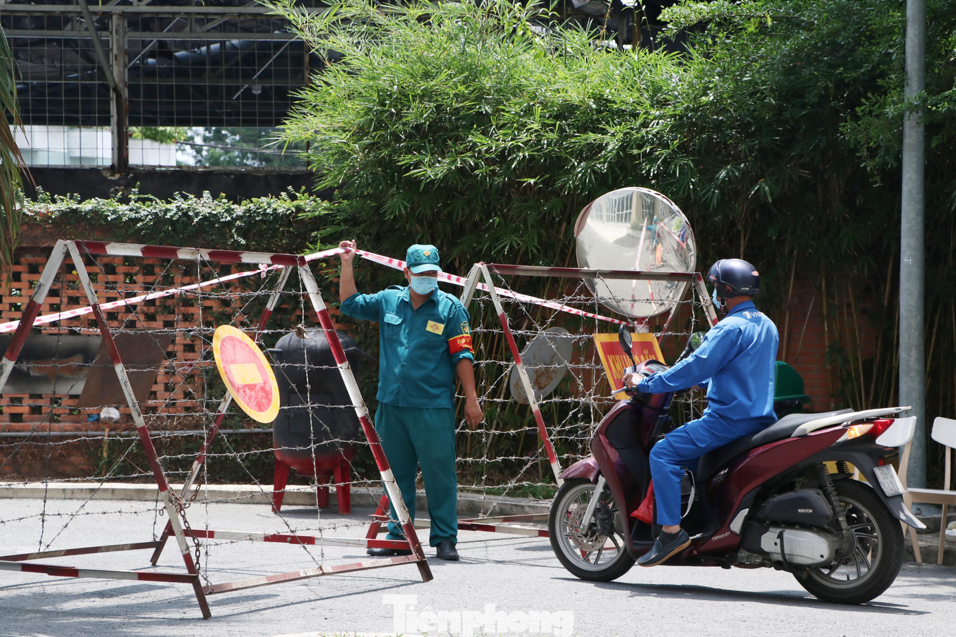 Người đàn ông này sống chung với 4 thành viên khác trong gia đình gồm mẹ, vợ và 2 người con tại chung cư Sunview Town. Trong quá trình làm việc, người này tiếp xúc với nhiều khách hàng. Qua khai báo ban đầu, người này cho biết không rời khỏi thành phố trong vòng 1 tháng gần đây.