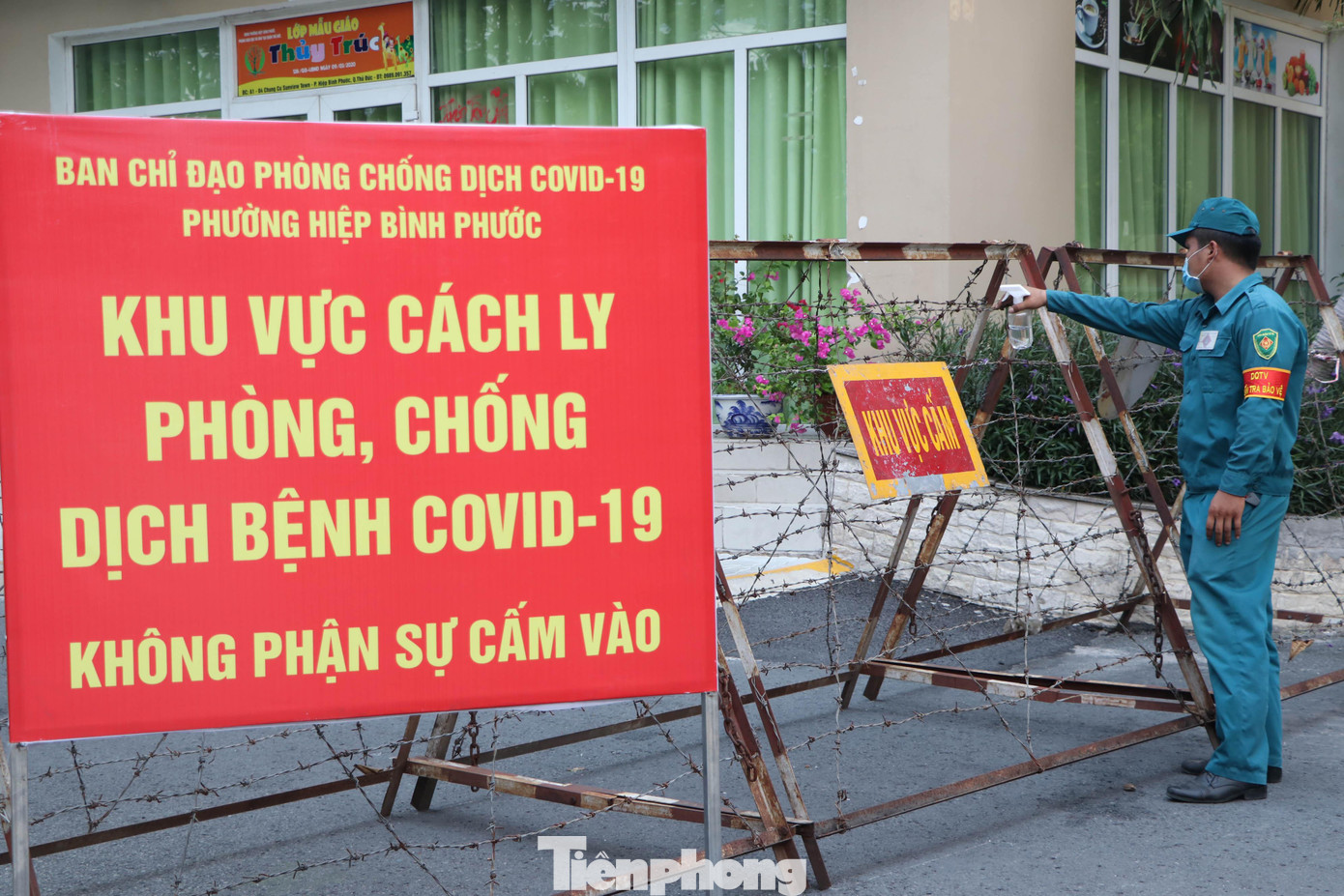 Ngày 17/5, người này đến bệnh viện Vinmec khám và được cách ly do có dấu hiệu sốt, ho, đau họng, giảm vị giác và được lấy mẫu xét nghiệm SARS-CoV-2. Mẫu xét nghiệm được bệnh viện Bệnh Nhiệt Đới TPHCM thực hiện xét nghiệm khẳng định dương tính với SARS-CoV-2 vào chiều 18/5.