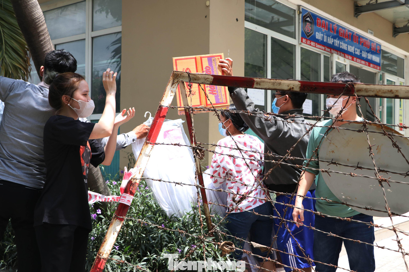 Nhiều người dân trước khi trở về nhà để cách ly đã vội vã đi mua lương thực, thực phẩm dự trữ chuẩn bị cho thời gian cách ly chung cư.