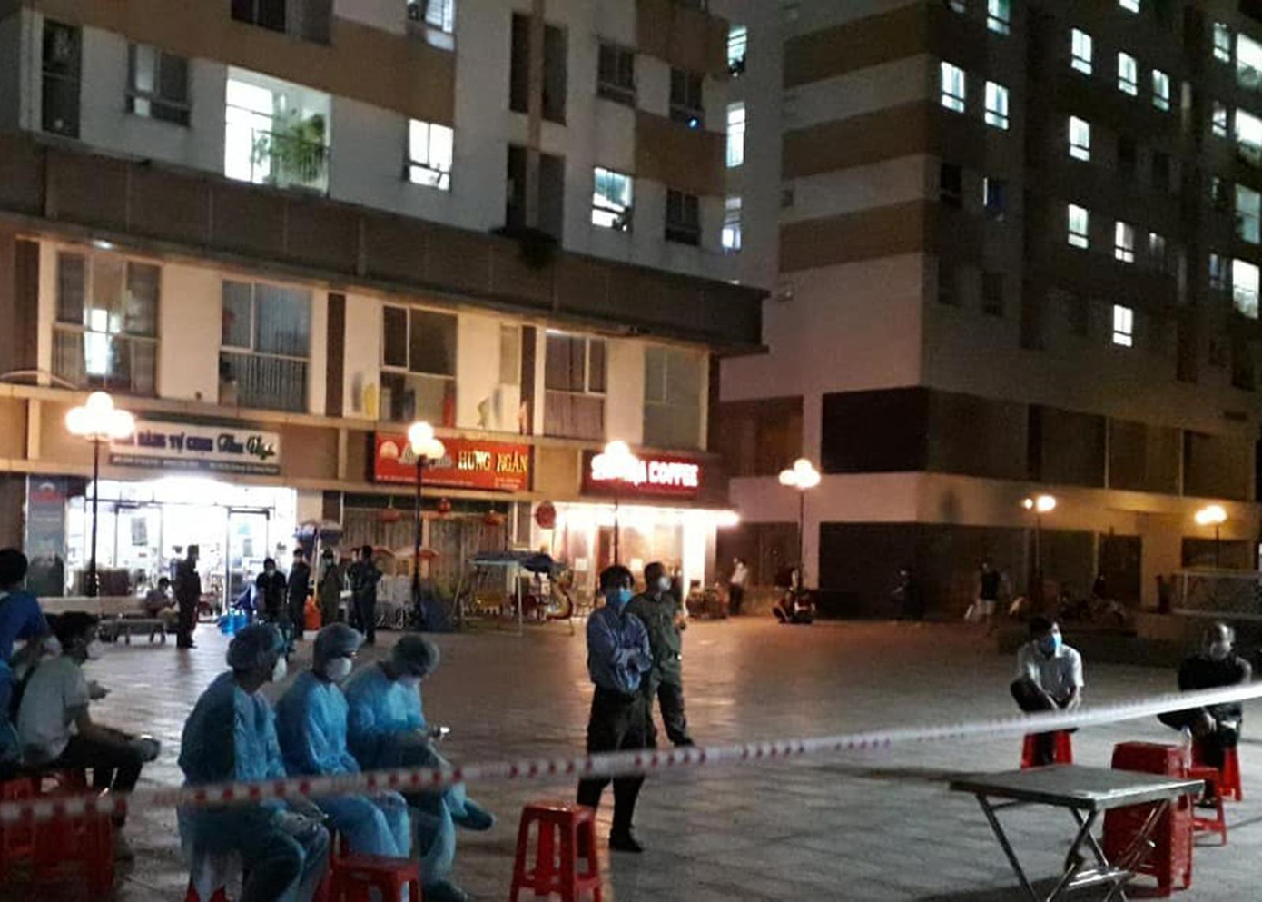 Chung cư Hưng Ngân bị phong tỏa tạm thời. Chung cư Hưng Ngân bị phong tỏa tạm thời.