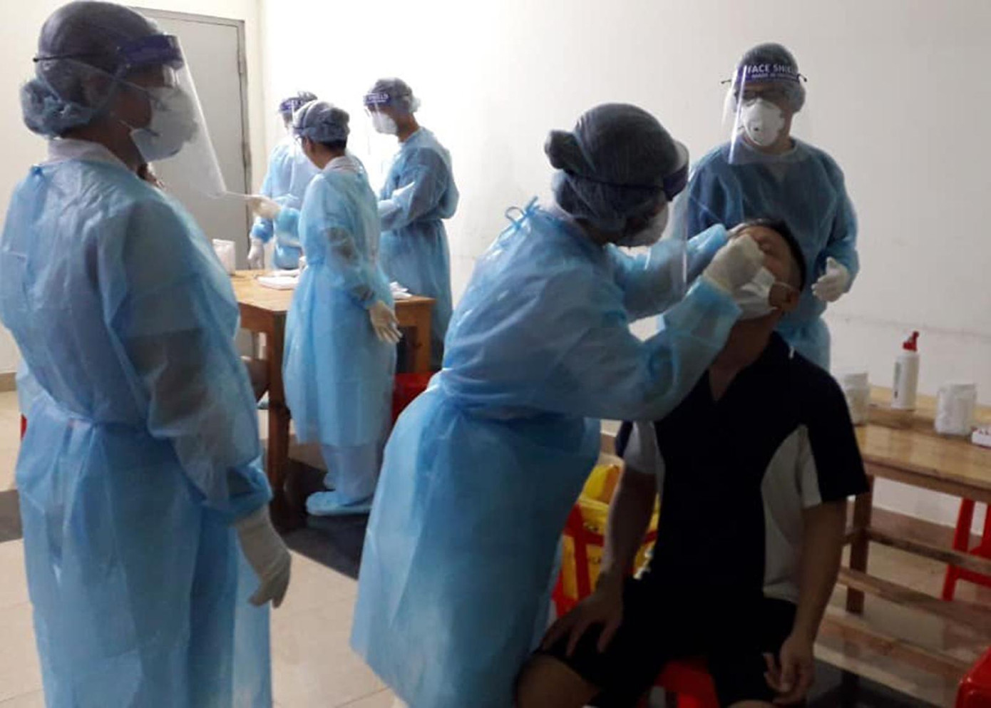 Nhân viên y tế lấy mẫu xét nghiệm cho cư dân. Nhân viên y tế lấy mẫu xét nghiệm cho cư dân.