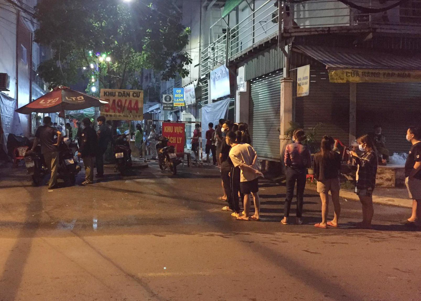 Người dân xếp hàng dài chờ lấy mẫu xét nghiệm. Người dân xếp hàng dài chờ lấy mẫu xét nghiệm.