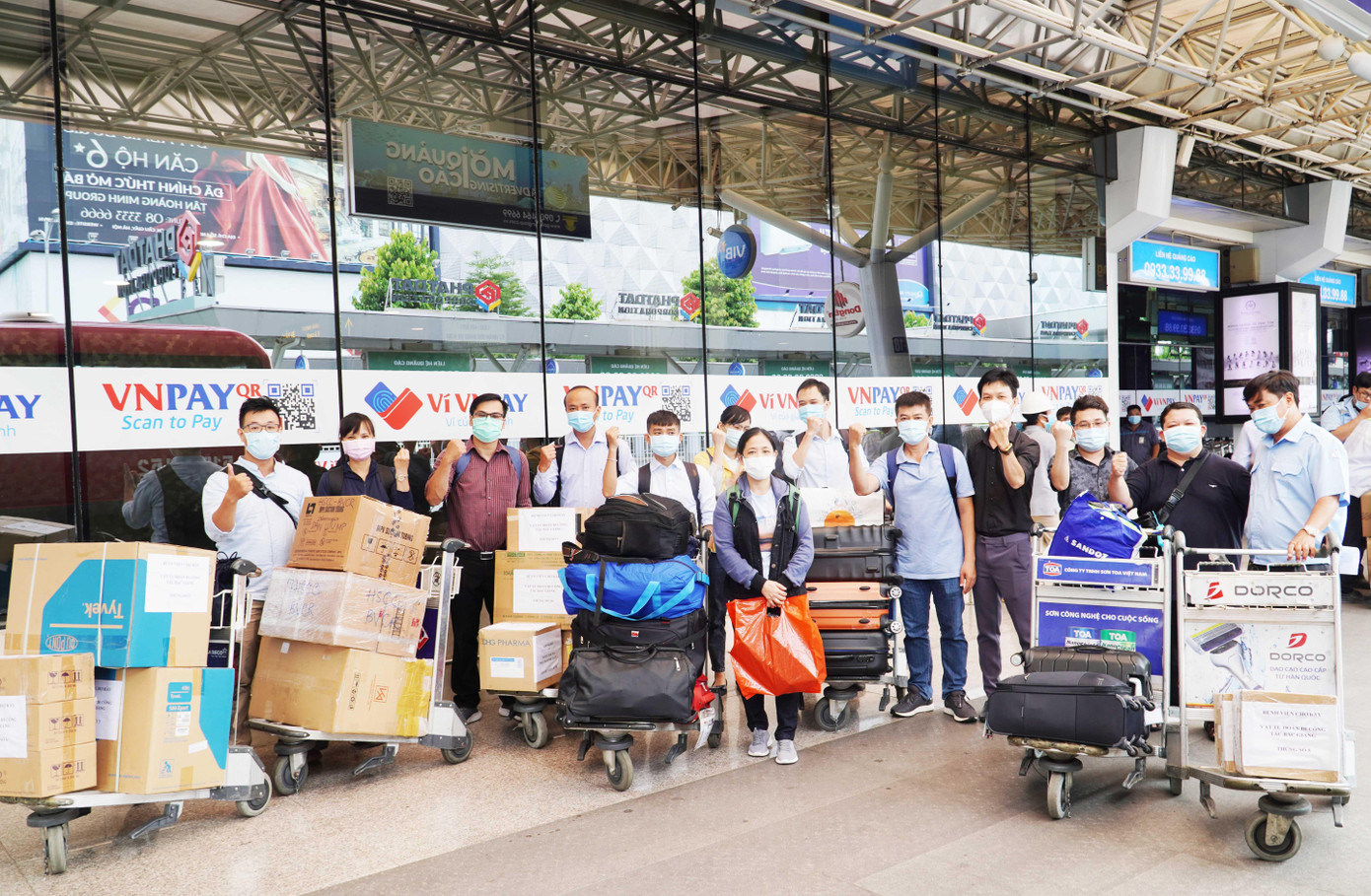 Các bác sĩ Chợ Rẫy trước khi lên máy bay đi Bắc Giang sáng 26/5.