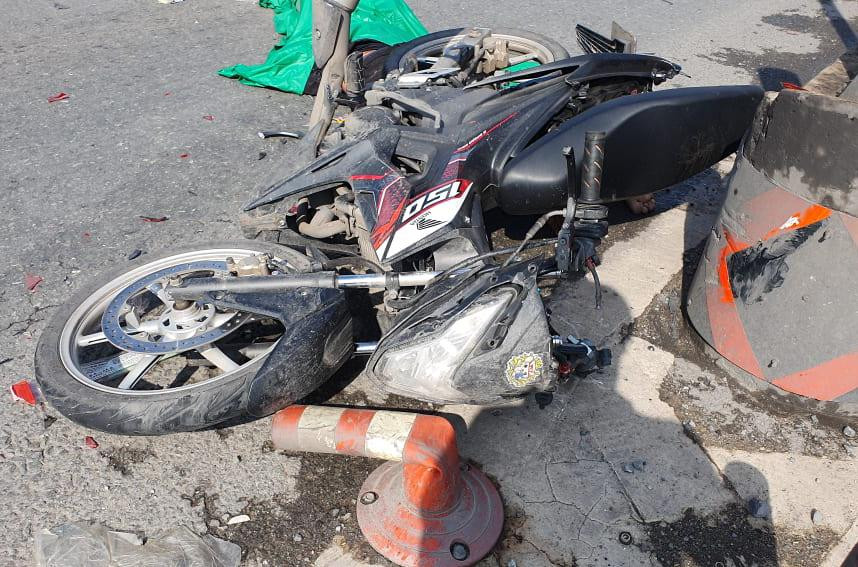 Chiếc xe máy hư hỏng nặng. Chiếc xe máy hư hỏng nặng.