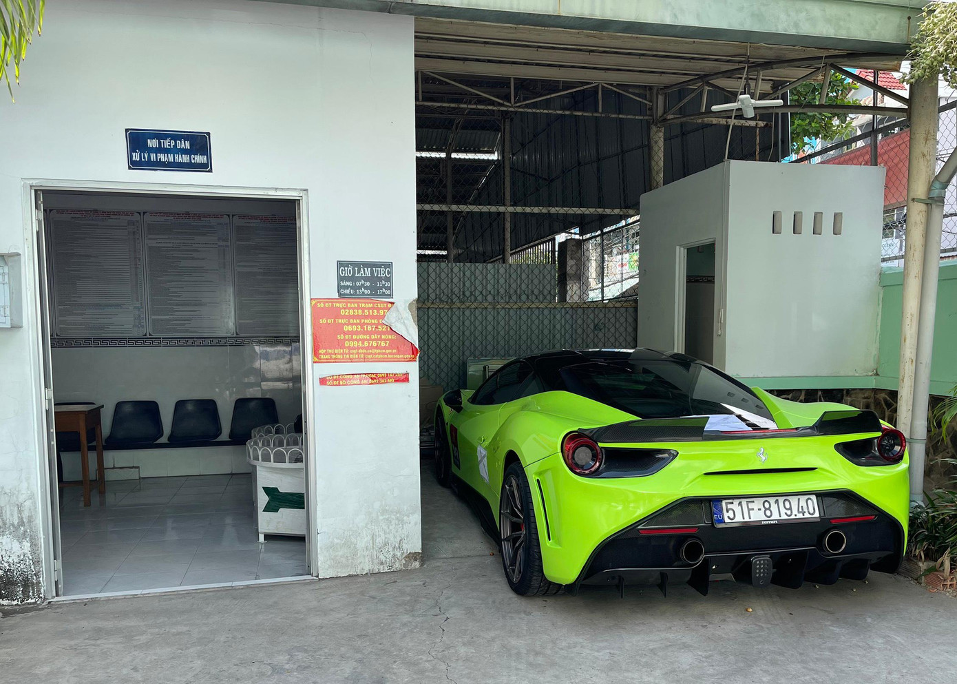 Siêu xe được cẩu về trụ sở CSGT sau đó.