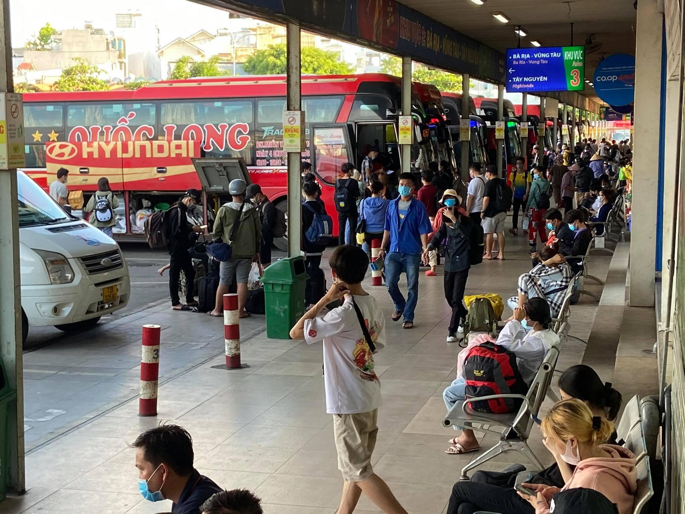 Ghi nhận trong buổi chiều 30/5, người dân rời TPHCM chủ yếu là thanh niên, người trẻ. Ghi nhận trong buổi chiều 30/5, người dân rời TPHCM chủ yếu là thanh niên, người trẻ.