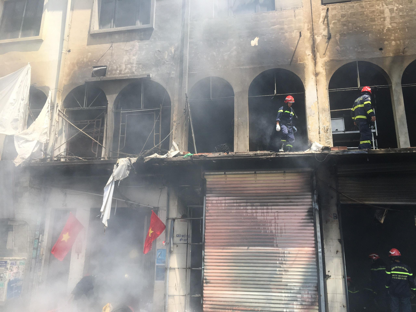 Lực lượng chức năng tiếp cận dập lửa, cứu người. Lực lượng chức năng tiếp cận dập lửa, cứu người.