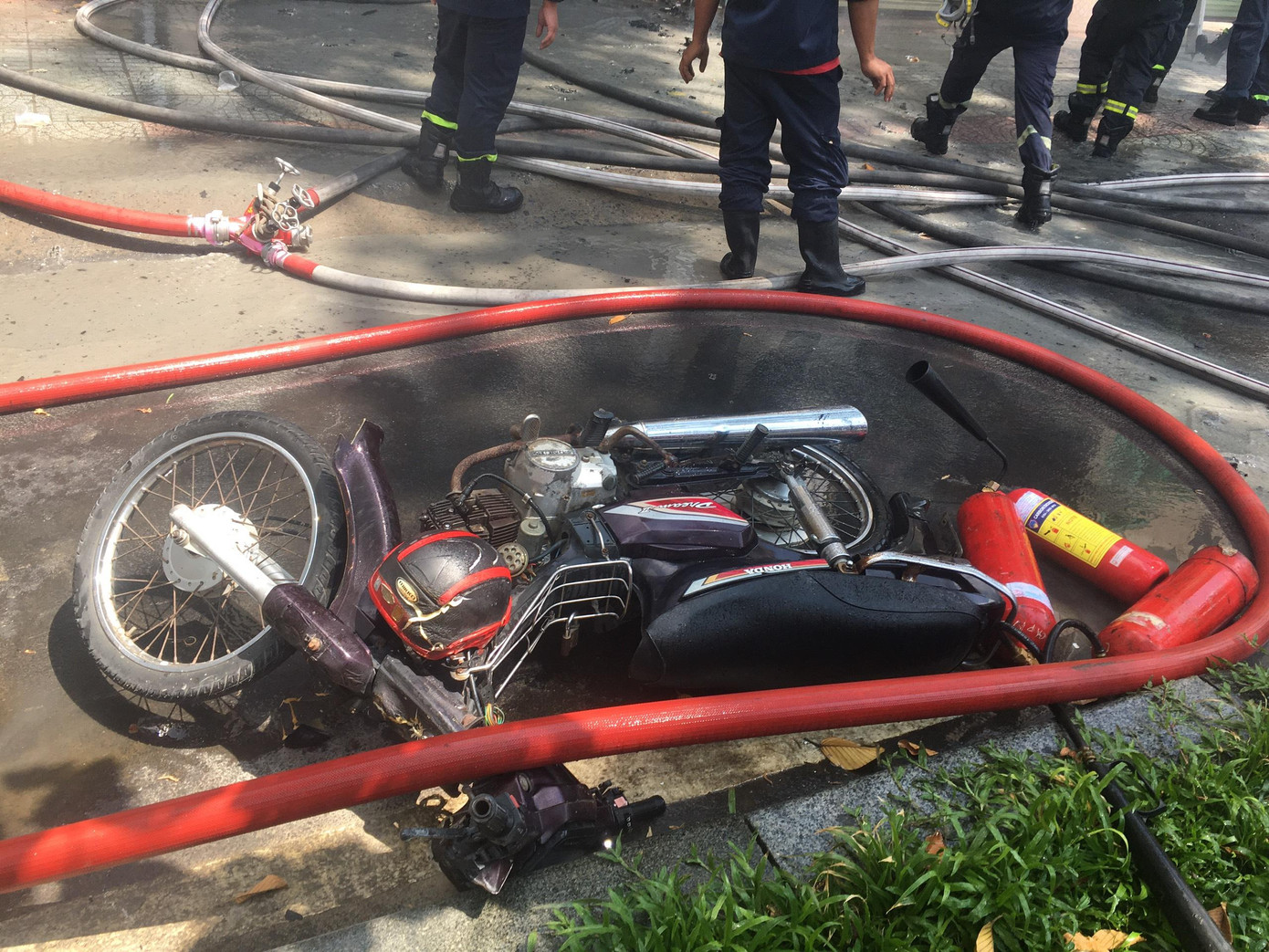 Một chiếc xe máy bị hư hỏng. Một chiếc xe máy bị hư hỏng.