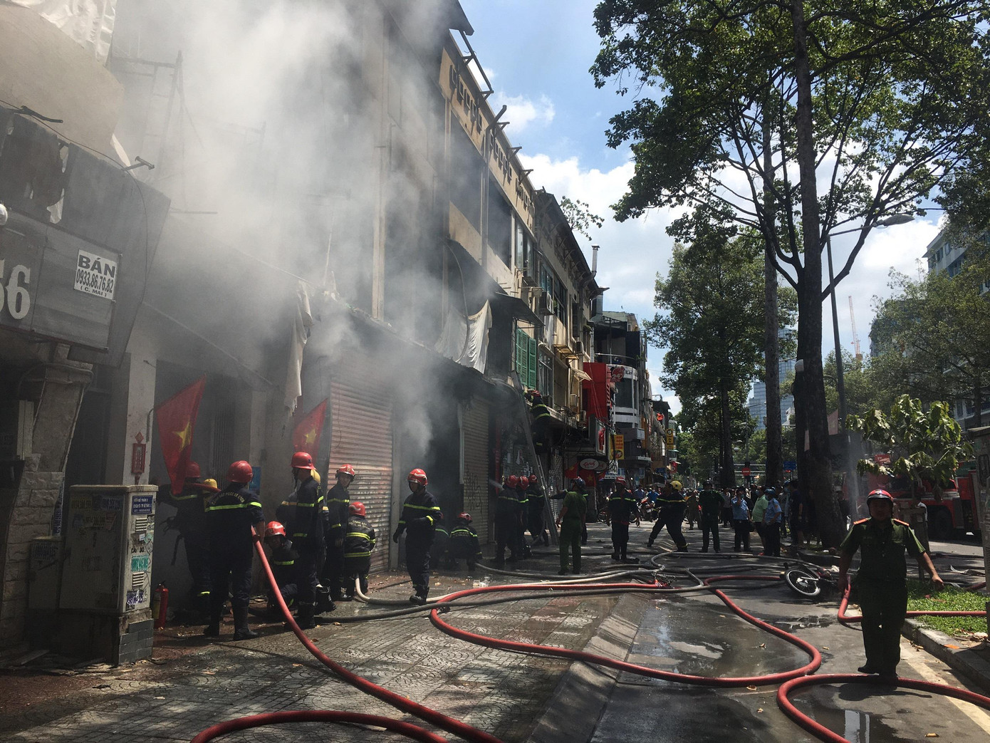 Đám cháy khiến khu dân cư náo loạn. Đám cháy khiến khu dân cư náo loạn.