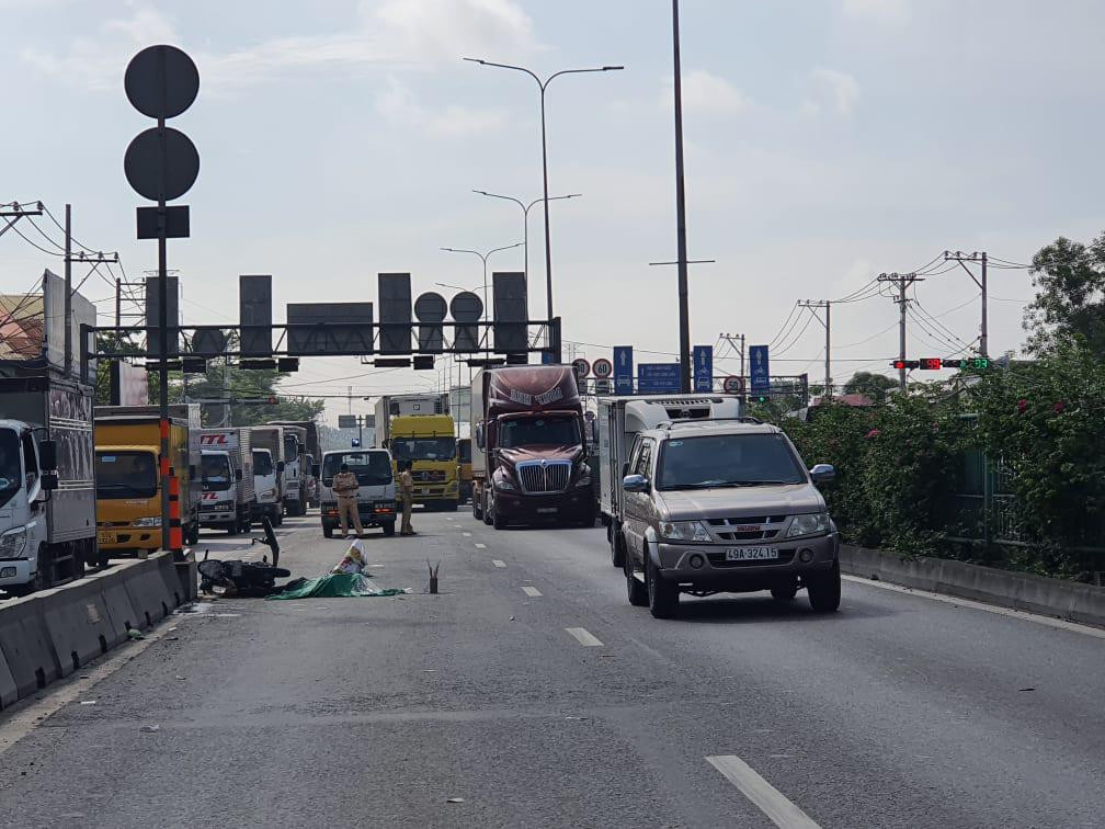 Hiện trường nam thanh niên bị xe ben cán tử vong. Hiện trường nam thanh niên bị xe ben cán tử vong.