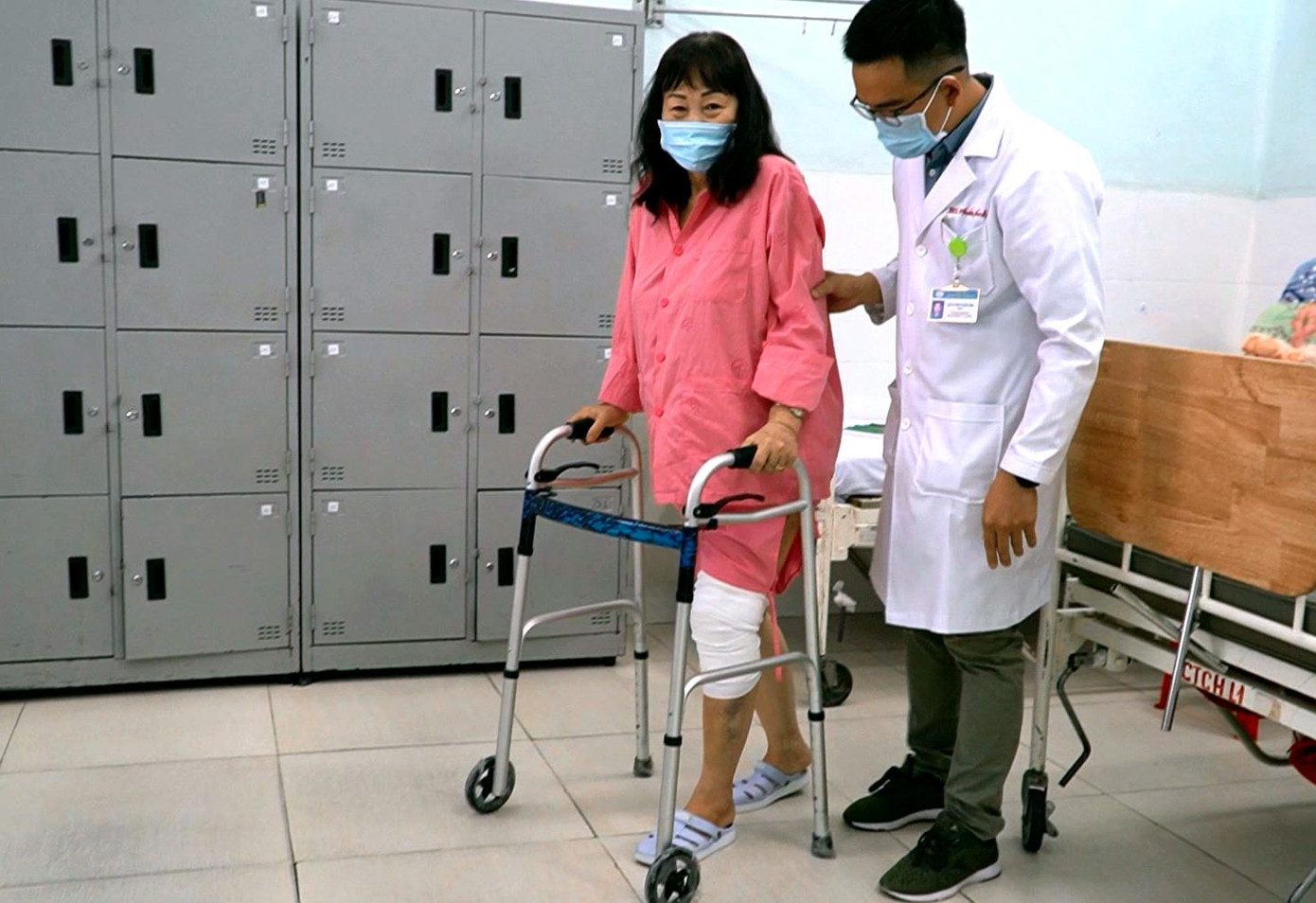 Bệnh nhân được tập vật lý trị liệu để nhanh chóng hồi phục hoàn toàn.