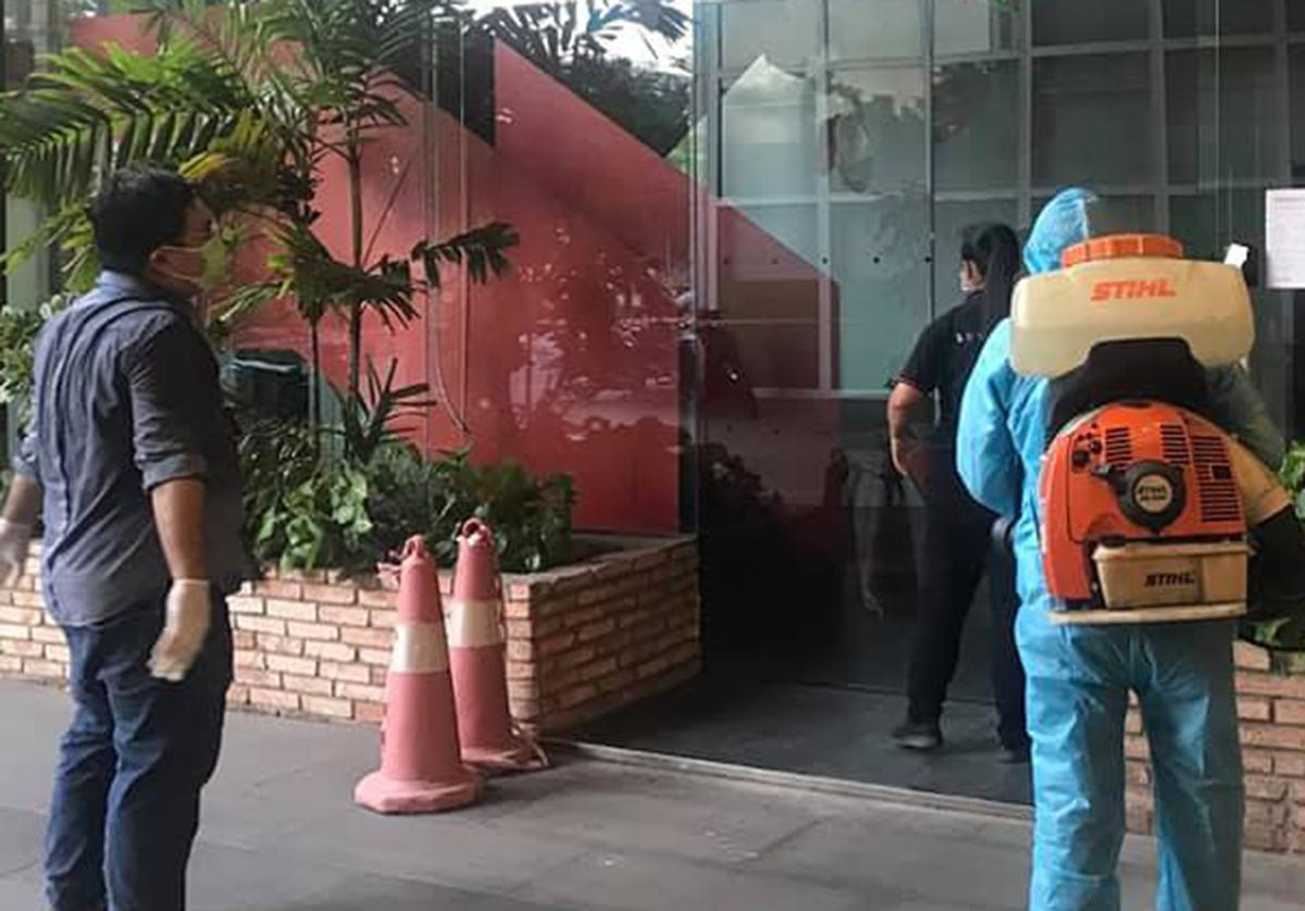 Nhân viên y tế phung khử khuẩn tòa nhà.