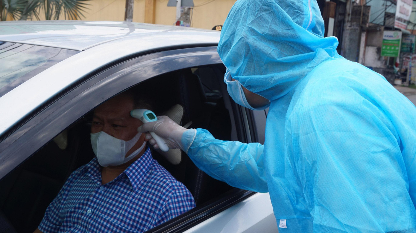 Kiểm tra thân nhiệt tài xế lưu thông vào TPHCM. Kiểm tra thân nhiệt tài xế lưu thông vào TPHCM.