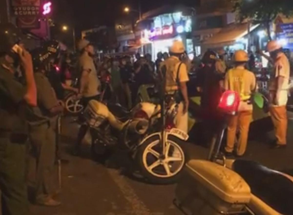 Lực lượng Công an có mặt đưa tài xế và phương tiện về trụ sở.