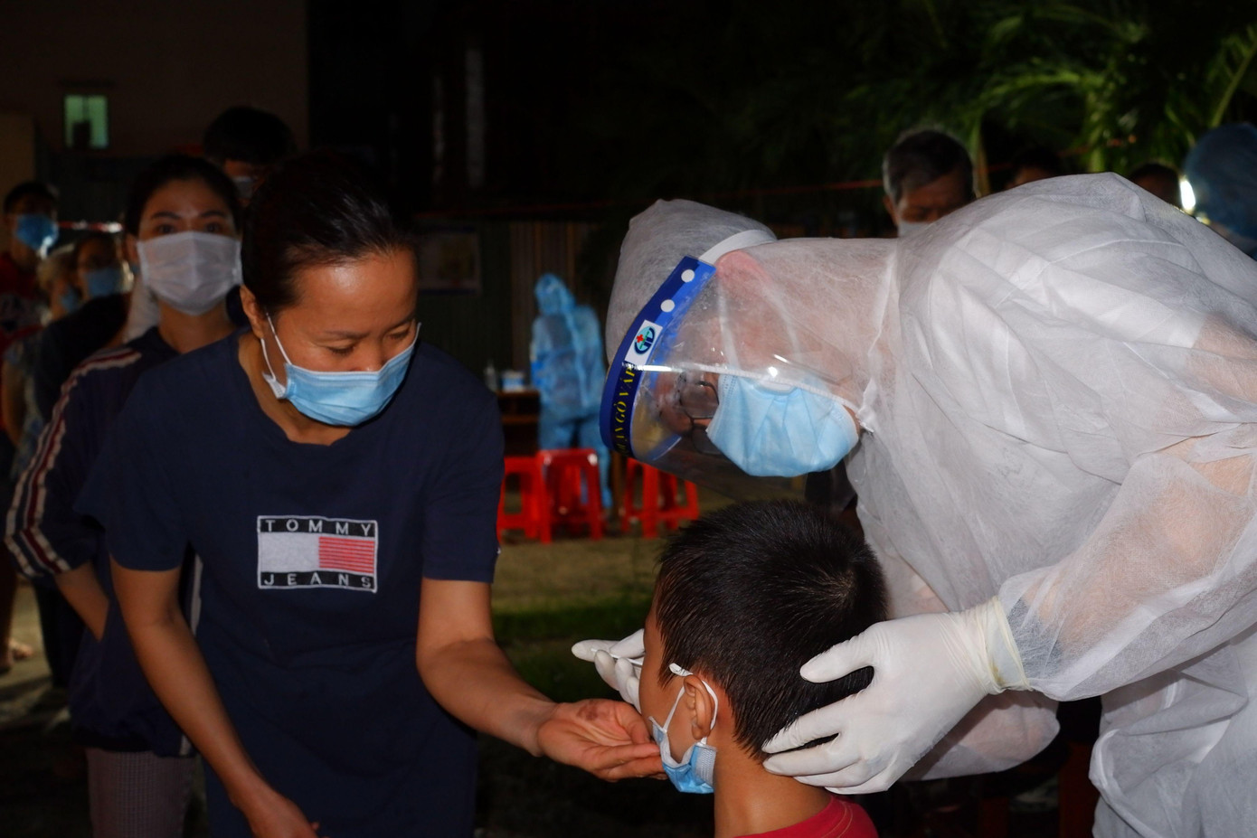 Lấy mẫu xét nghiệm cho trẻ em chưa bao giờ là một việc dễ dàng. Tuy nhiên, các nhân viên y tế và người nhà đã nhẹ nhàng vỗ về cháu để không để ý đến cơn khó chịu.