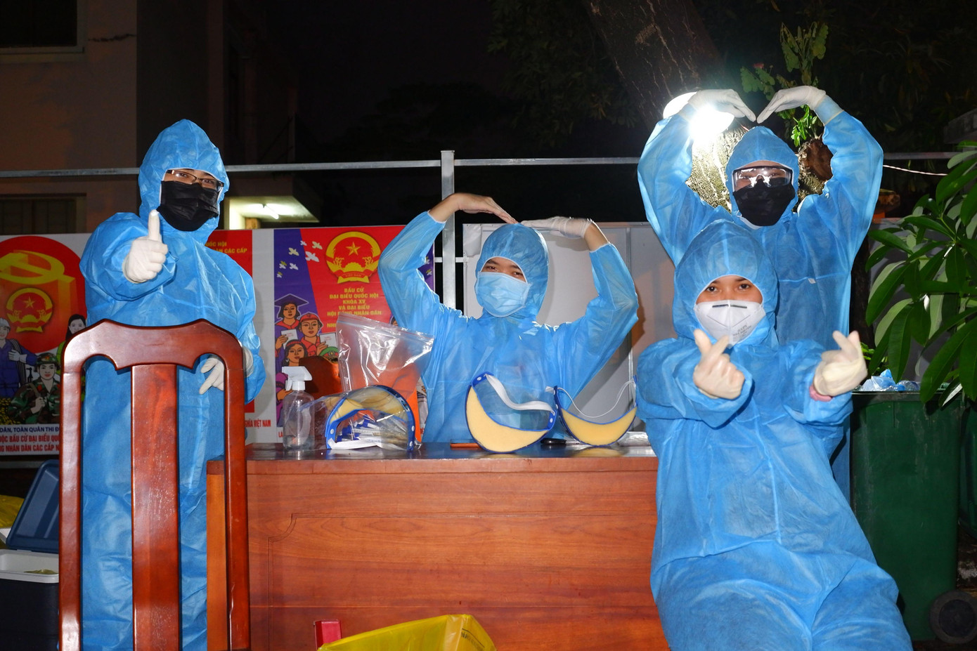 Hơn 2h sáng 30/5, việc lấy mẫu cho 24.000 người dân phường 9 quận, Gò Vấp hoàn thành. Các nhân viên y tế dù mệt nhưng họ thấy vui vì sự hợp tác của người dân.