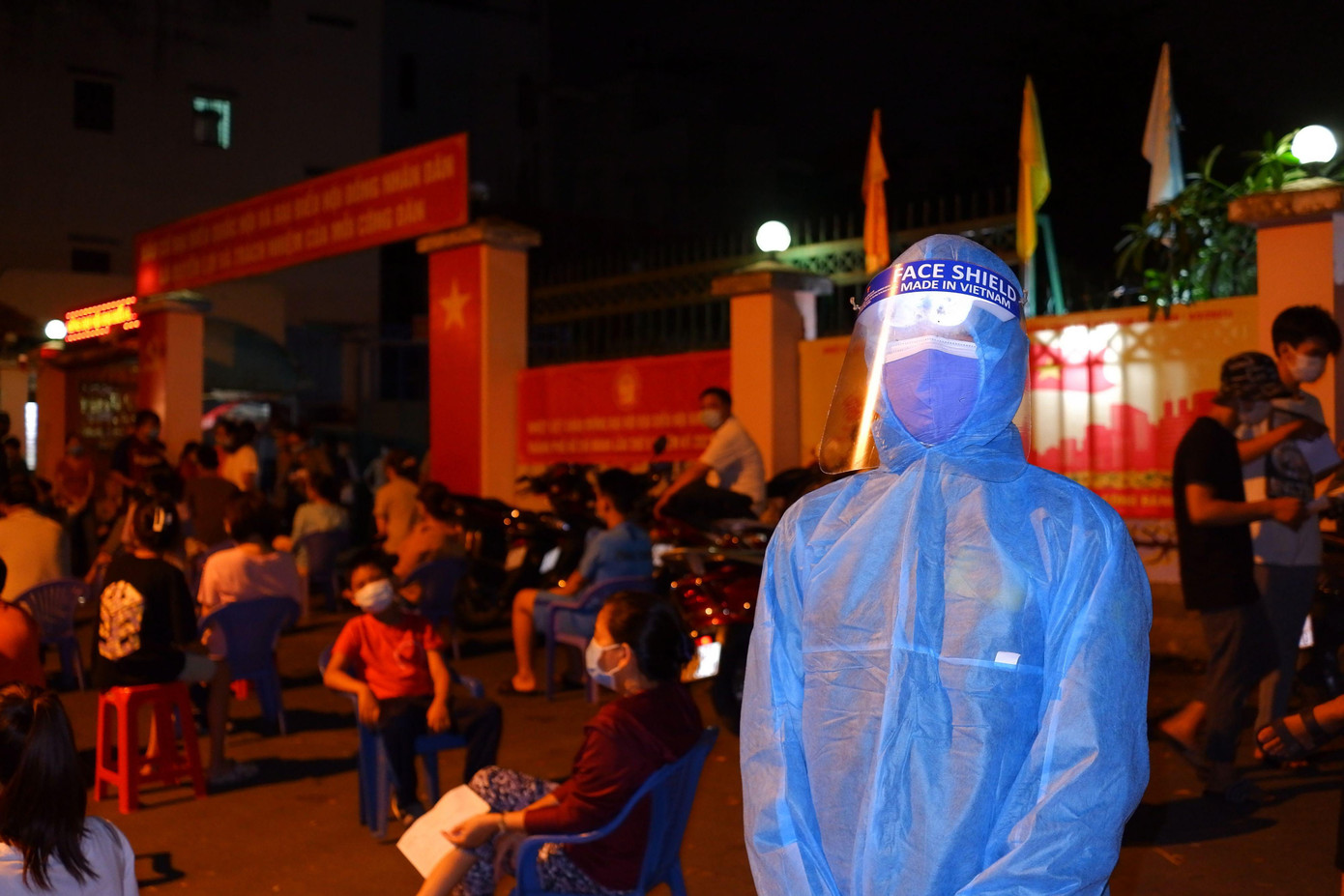 Đêm 29/5 đến rạng sáng 30/5, Trung tâm Kiểm soát Bệnh tật TPHCM (HCDC) phối hợp cùng các đơn vị khác thực hiện lấy mẫu khẩn cho toàn bộ người dân ở phường 9, quận Gò Vấp với 24.000 mẫu.