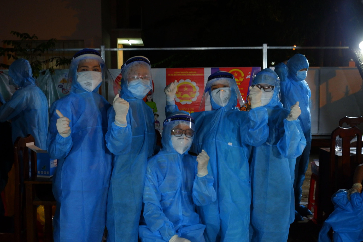 “Rất mệt, Nhưng hạnh phúc nhiều hơn. Một trong những công việc ý nghĩa nhất mà em từng làm”- Một nhân viên y tế chia sẻ.