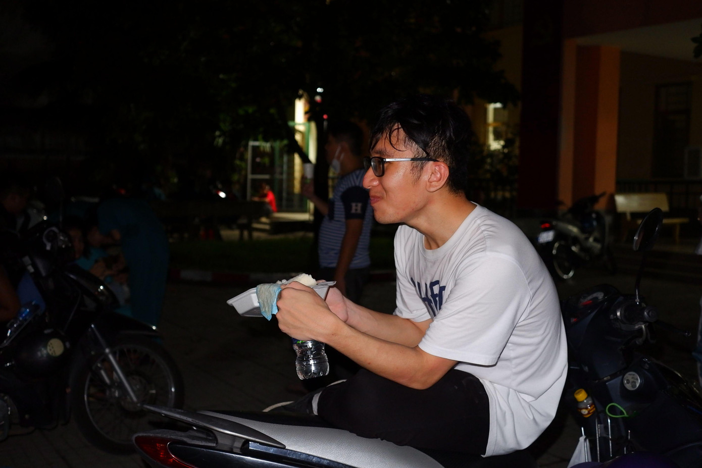 Hơn 1h sáng 30/5, một nhân viên y tế được tạm nghỉ đã tranh thủ ăn tạm chiếc bánh bao lót dạ.