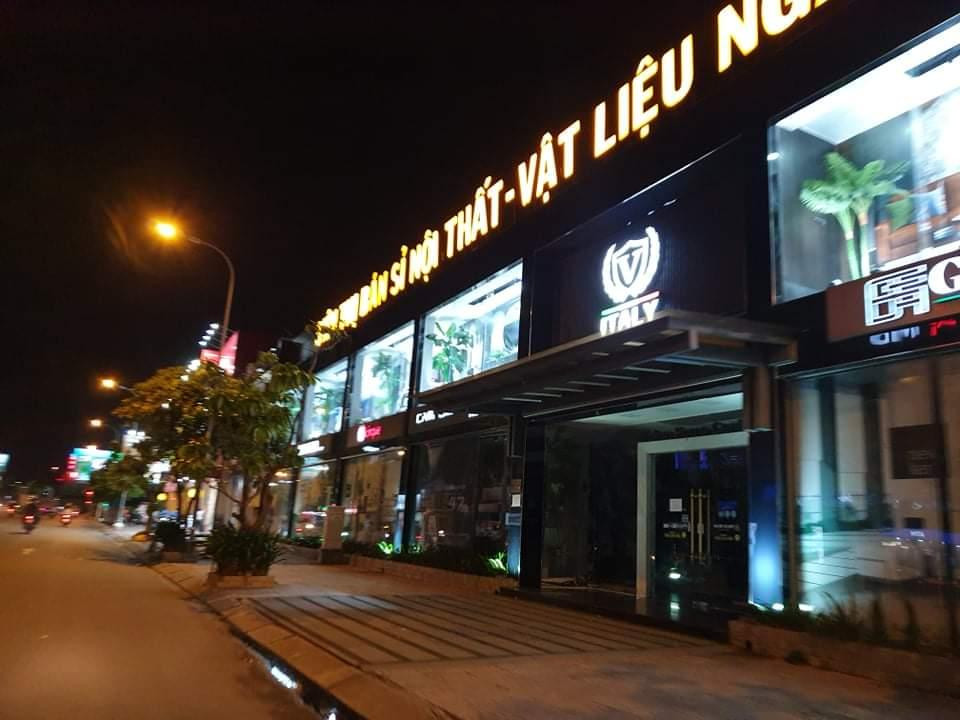 Do đó, nhiều cửa hàng điện máy, đồ nội thất đã cho nhân viên nghỉ sớm, dọn dẹp để đóng cửa.