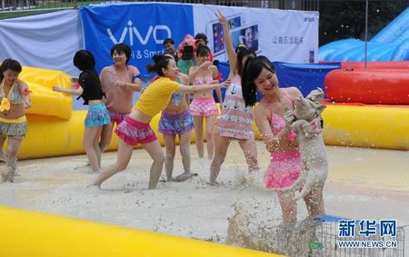 Các thí sinh hào hứng tham gia cuộc thi